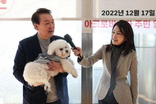 윤석열 대통령과 김검희 여사가 반려견 써니와 함께 지난 17일 서울 서초동 아크로비스타 사저를 찾아 주민들에게 감사 인사를 전하고 있다. 대통령실 제공